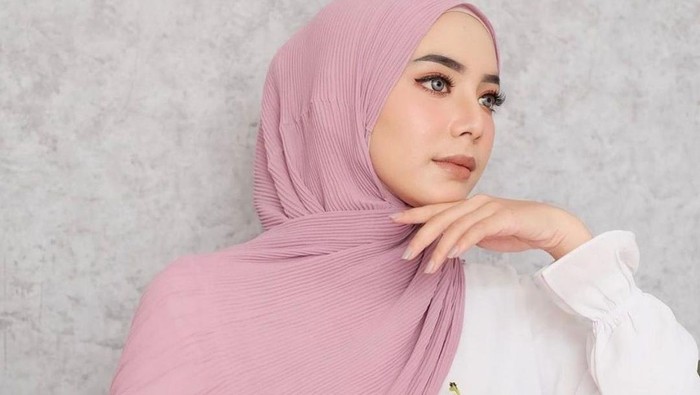 Lagi Hits! Ini 5 Gaya Hijab Pashmina Plisket, Simpel dan Mudah di Mix and Match