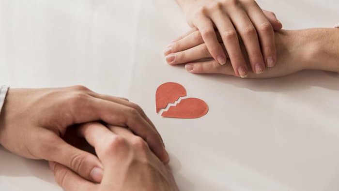 Tanda Dia Sebenarnya Gak Pernah Naksir Kamu, Cuma Penasaran Aja!