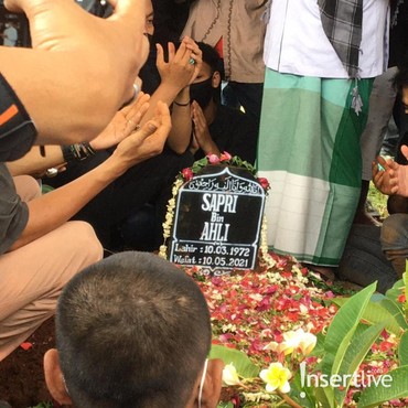 Rekan Artis Antarkan Sapri Pantun ke Peristirahatan Terakhir