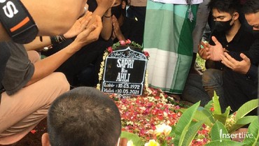 img-title Rekan Artis Antarkan Sapri Pantun ke Peristirahatan Terakhir