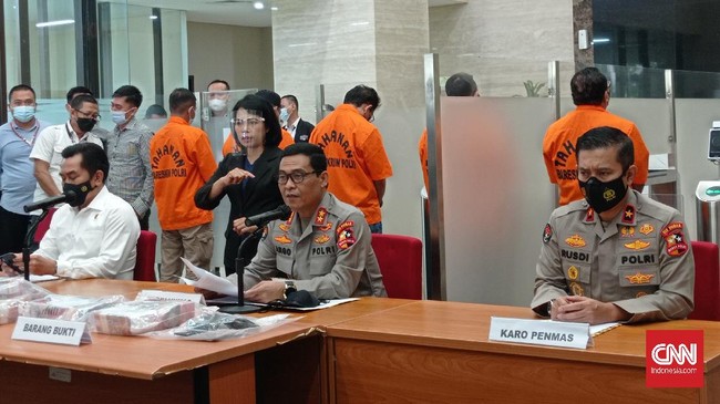 Bupati Nganjuk Novi Rahman Hidayat ditahan oleh Bareskrim Poli usai ditetapkan sebagai tersangka korupsi terkait pengisian jabatan.