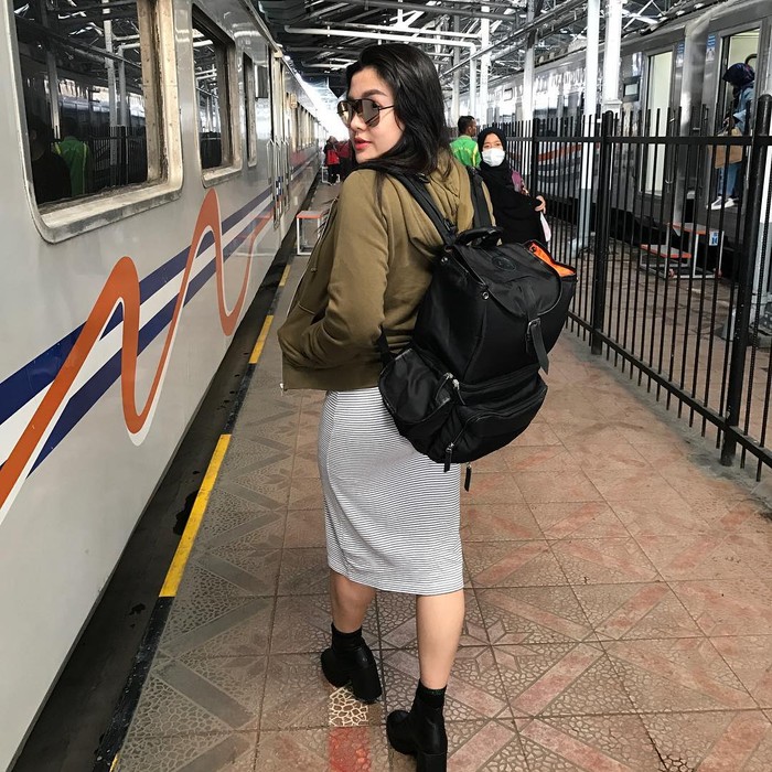 Penampilan baru Vicky pun membuatnya diberondong pertanyaan terkait tips diet. Ia pun tak segan membagikan kegiatan yang ia lakukan seperti olahraga dan datang ke dokter gizi. (Foto: Instagram.com/vickyshu)