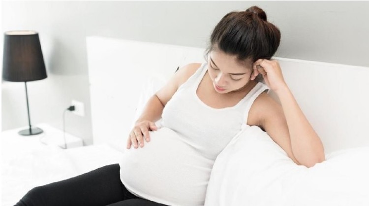 POSISI SEKS YANG DIHINDARI SAAT HAMIL TRIMESTER 3 Makin mendekati persalinan, aktivitas seks seringkali bikin was-was. Sebenarnya adakah posisi seks yang aman saat hamil trimester 3?