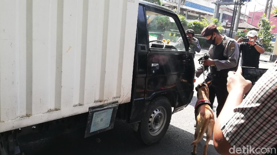 Polresta Solo terjunkan anjing pelacak di pos penyekatan mudik, Selasa (11/5/2021).