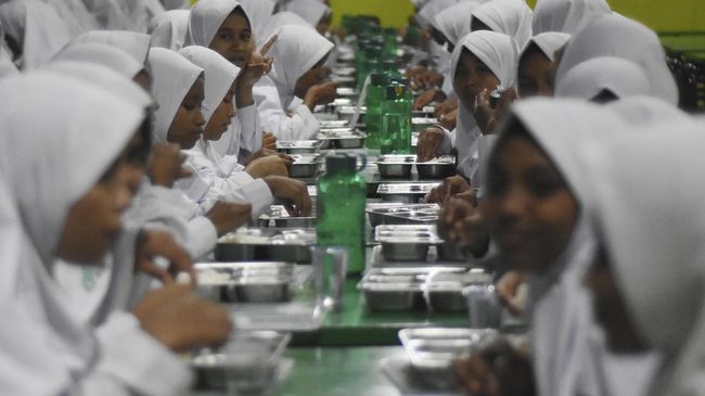 Relawan Capres ke Ponpes dan Asa Restu Kiai di Pilpres 2024 Sejumlah capres dan relawan mulai mengunjungi pondok pesantren yang diyakini bisa mendapat dukungan dari kiai di pilpres 2024.