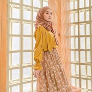 Let's Try 5 Ide Mix and Match Rok Motif Flower, Anti Kuno dan Tetap Stylish!