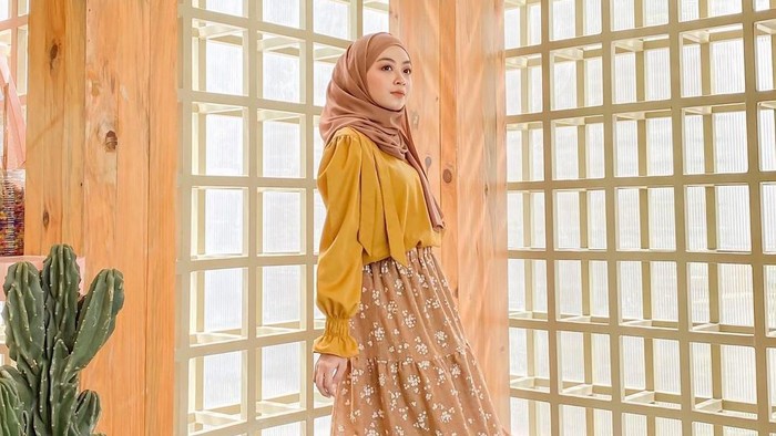 Let's Try 5 Ide Mix and Match Rok Motif Flower, Anti Kuno dan Tetap Stylish!