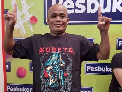 Momen Sang Adik Azankan Bayi Alm Sapri Pantun, Gemetar Menahan Tangis