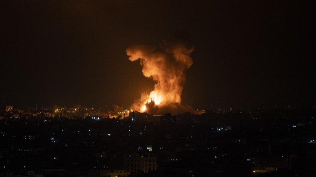 Serangan roket faksi Palestina, Hamas, dibalas lunas oleh gempuran udara dari Israel.