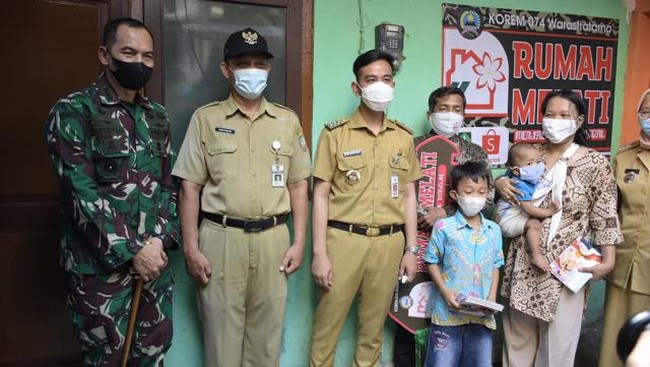 Korem 074 Surakarta bersama Wali Kota Surakarta Gibran Rakabuming meresmikan program Rumah Melati yang menyasar 28 rumah milik masyarakat berpenghasilan rendah.