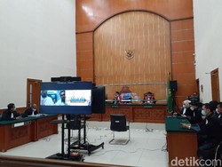 6 Anak Buah John Kei Dituntut 16-18 Tahun Penjara