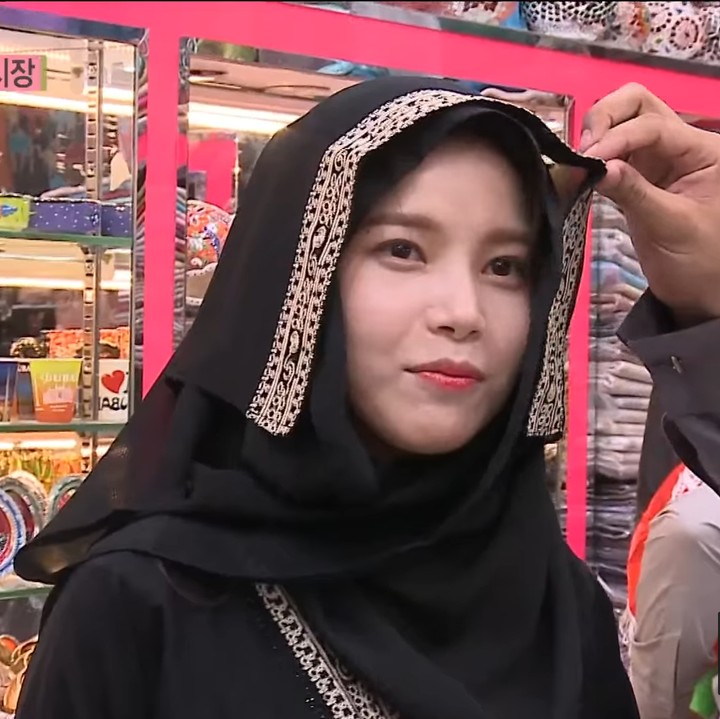 <p>Personel MAMAMOO, Solar juga pernah berkesempatan memakai kerudung ketika berkunjung ke Arab Saudi. Di sana, ia mencoba baju abaya warna hitam lengkap dengan pashmina. (Foto: YouTube MBCentertainment)</p>