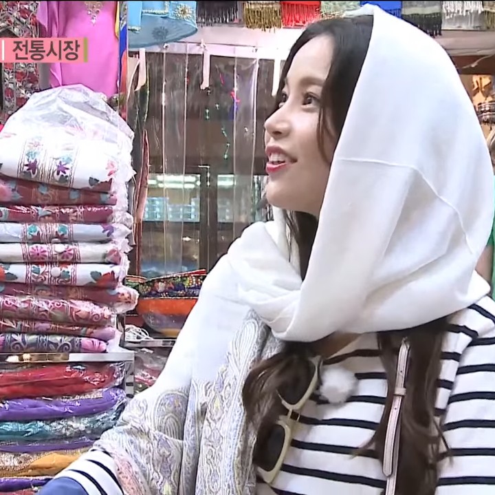 <p>Selain baju abaya, Solar juga tampil lebih kasual dengan<em> long sleeve shirt</em> dan memadukannya pashmina berwarna putih. Pelantun <em>HIP</em> tampak sangat manis dalam balutan hijab bernuansa lembut. (Foto: YouTube MBCentertainment)</p>