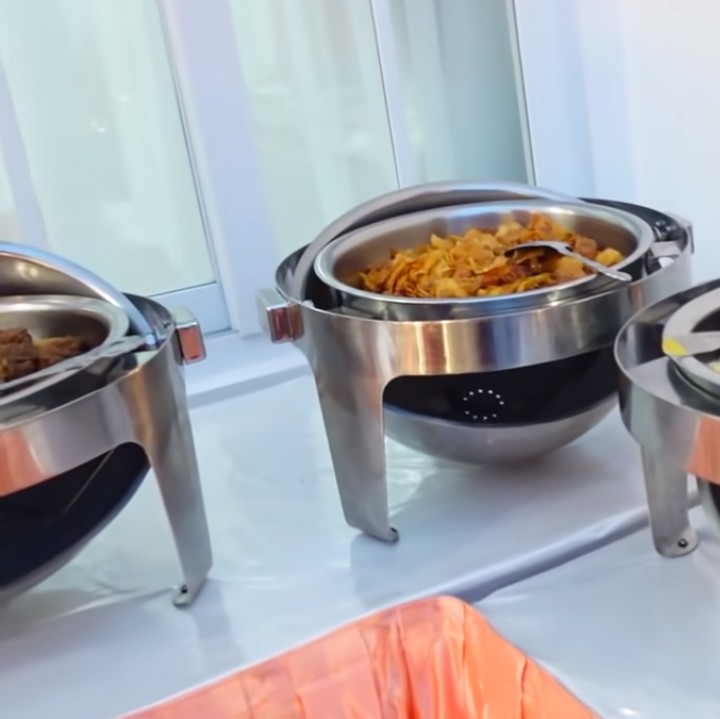 <p>Meski bertema India, makanan yang disajikan tetap dengan menu lokal. Salah satunya ada gado-gado nih, Bunda. (Foto: YouTube: MIFTAH ARMIA)</p>
