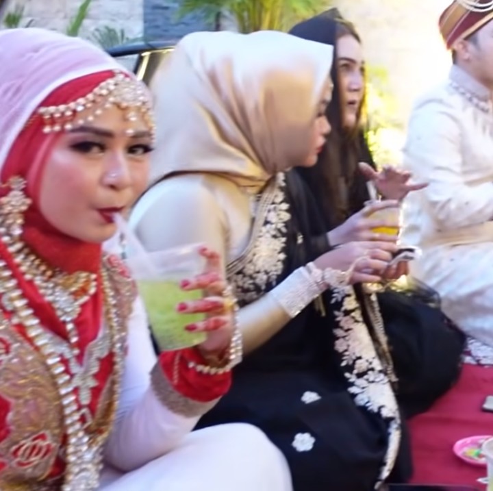 <p>Berikut potret buka puasa yang digelar 'Sultan' Aceh, Shella Shaukia. Wah tamu undangan pun enggak kalah glamor dengan sang empunya rumah ya, sama-sama mewah bak pengantin India. (Foto: YouTube: MIFTAH ARMIA)</p>