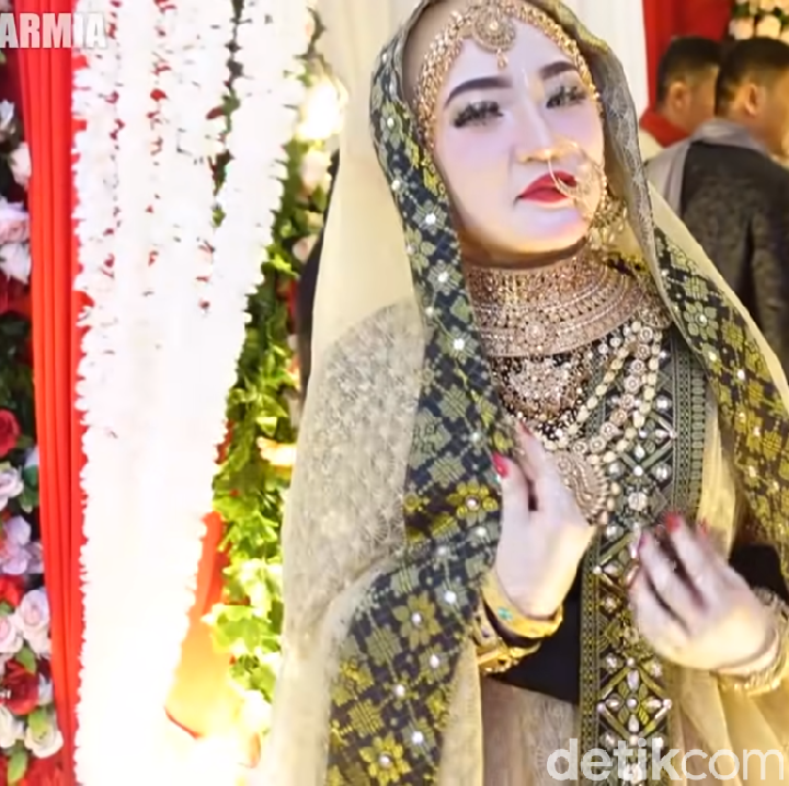 <p>Tak tanggung-tanggung, rumah tersebut juga didekor dengan maksimal selayaknya acara pernikahan. Bahkan, pemilik rumahnya sendiri tampil bak pengantin India, lho. (Foto: YouTube: MIFTAH ARMIA)</p>