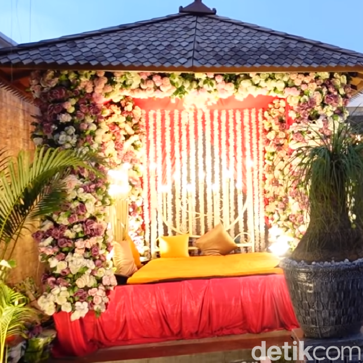 <p>Kemeriahan acara tersebut bertemakan semi outdoor, tepat di pinggir kolam berenang. Di sampingnya ada gazebo yang telah dihias dengan pancaran lampu yang menambah kesan wah. (Foto: YouTube: MIFTAH ARMIA)</p>
