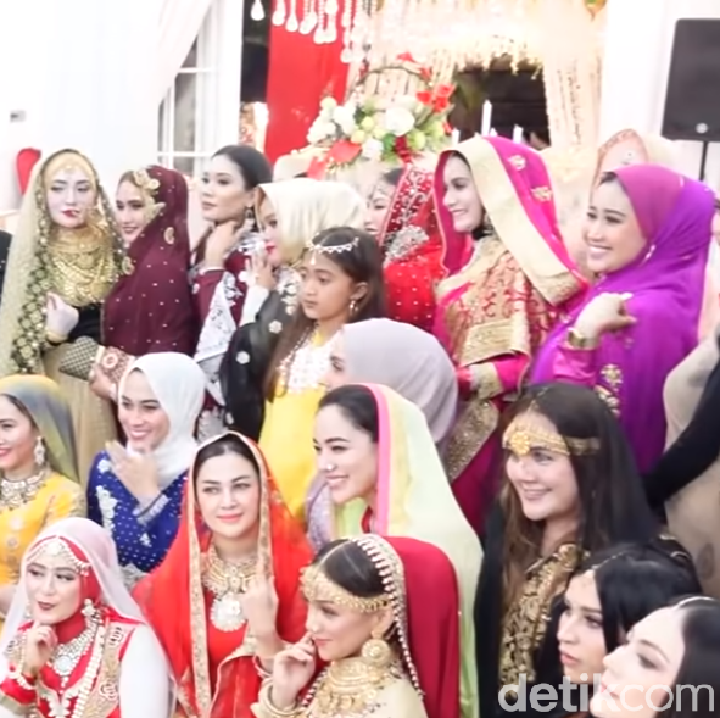 <p>Tema yang diusung ini ala India, lho. Setiap tamu yang hadir diupayakan untuk datang dengan mengenakan pakaian tradisional India. (Foto: YouTube: MIFTAH ARMIA)</p>