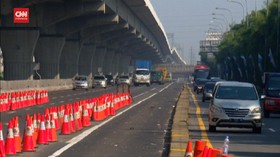 VIDEO: Petugas Longgarkan Penyekatan, Tol Cikampek Lancar