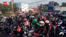VIDEO: Pemudik Motor Penuhi Jalur Pantura Cirebon