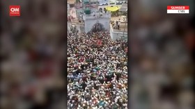 VIDEO: Ratusan Warga India Berdesakan Hadiri Pemakaman Ulama