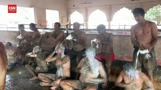 VIDEO: Warga India Klaim Kotoran Sapi Bisa Tangkal Corona