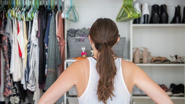 Pernah merasa tidak punya baju untuk dipakai padahal lemari penuh? Jika iya, mungkin Anda sedang mengalami wardrobe fatigue.