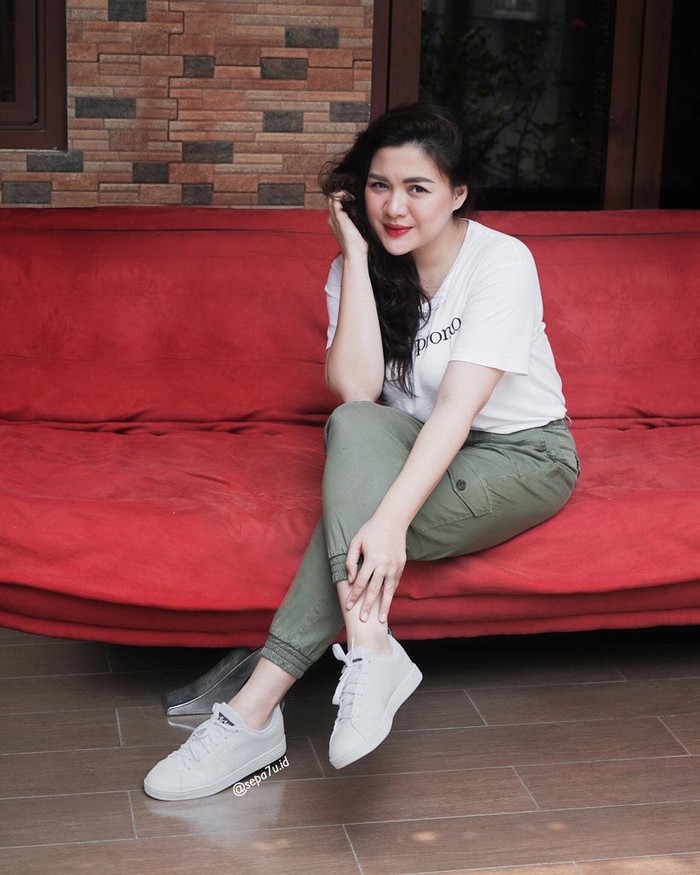 Vicky bertekad dan berkomitmen untuk menjalani diet agar tubuhnya kembali bugar dan langsing seperti dulu. Tentu saja tetap mempertimbangkan kondisinya saat itu yang mana masih baru melahirkan dan menyusui anak keduanya, Ladies. (Foto: Instagram.com/vicky