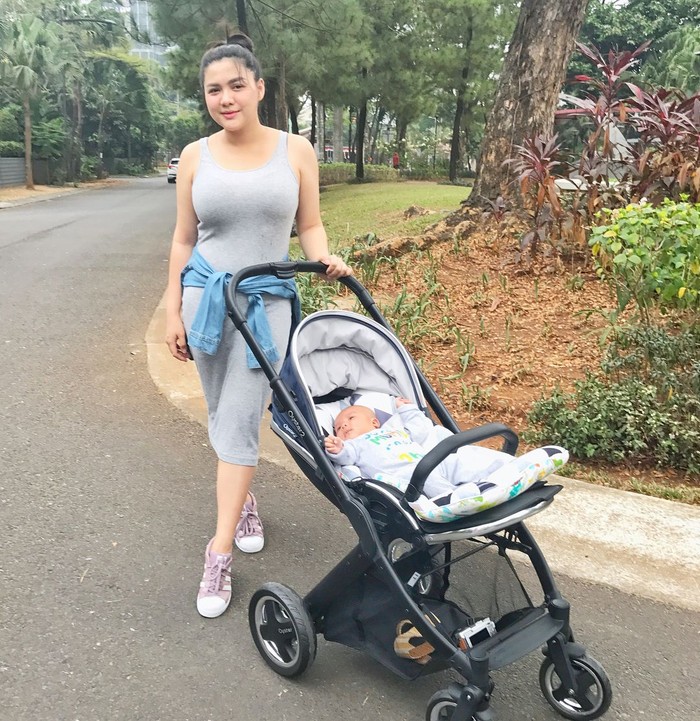 Vicky pun akhirnya memilih untuk menjalani diet yang ketat. Usaha tak mengkhianati hasil, akhirnya perempuan berusia 33 tahun ini sempat mengatakan bahwa ia turun berat badan hingga 18 kg pada Agustus 2020 lalu. (Foto: Instagram.com/vickyshu)