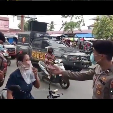 Remehin Covid-19, Ibu-ibu Pakai Plastik Jadi Masker Saat Kena Razia