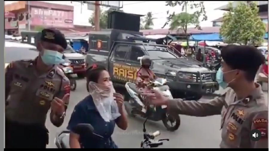 Ibu-ibu menggunakan plastik keresek saat razia masker