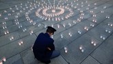 FOTO: Lilin Kenangan Warga Ceko Bagi Korban Covid-19 Penduduk Republik Ceko menyalakan 300 ribu batang lilin untuk mengenang korban meninggal infeksi virus corona.