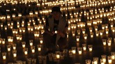 FOTO: Lilin Kenangan Warga Ceko Bagi Korban Covid-19 Penduduk Republik Ceko menyalakan 300 ribu batang lilin untuk mengenang korban meninggal infeksi virus corona.