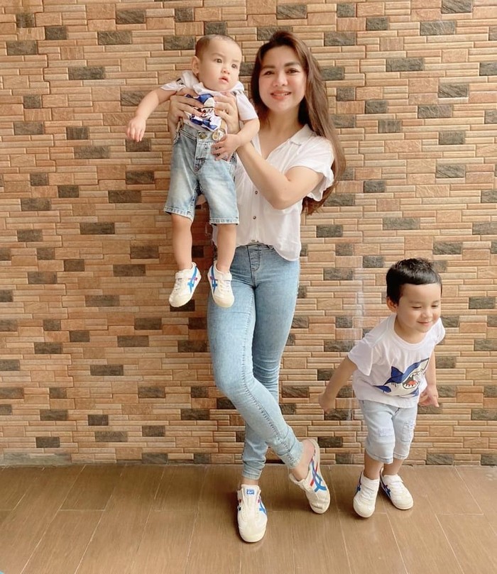 Yups, Vicky menggunakan dokter gizi supaya diet yang ia jalani tetap sehat dan kebutuhan nutrisi anak tidak terganggu. Ia juga sering jalan pagi 30 menit dengan sang buah hati dan suami. (Foto: Instagram.com/vickyshu)