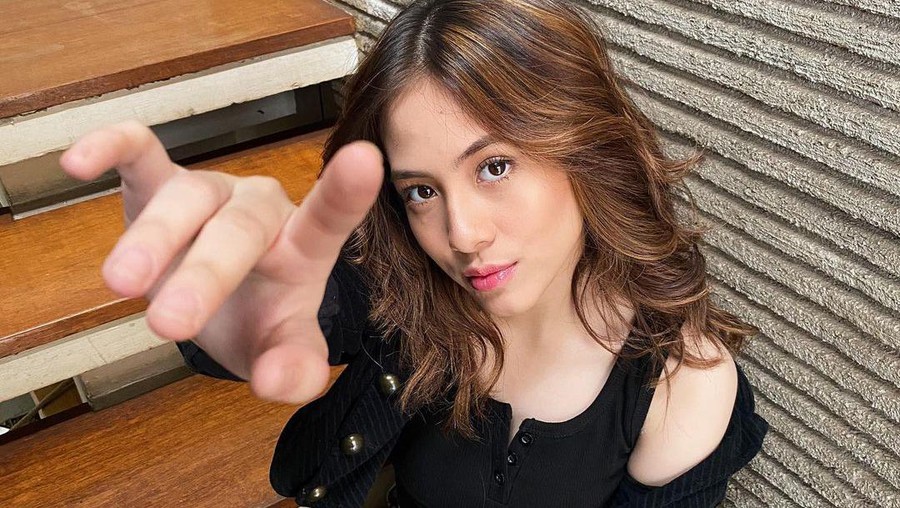 Adhisty Zara mengaku kehilangan masa remajanya karena fokus berkarier. Yuk kita intip potret si cantik ini!