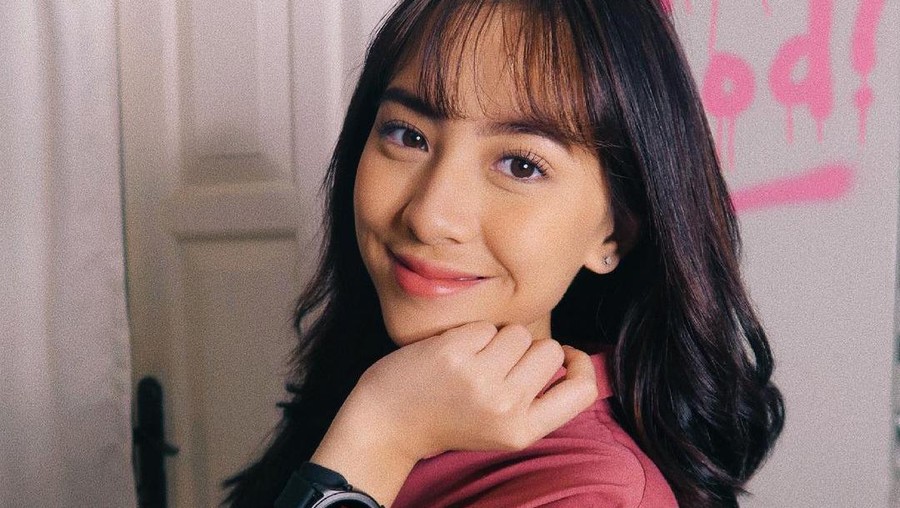 Adhisty Zara mengaku kehilangan masa remajanya karena fokus berkarier. Yuk kita intip potret si cantik ini!
