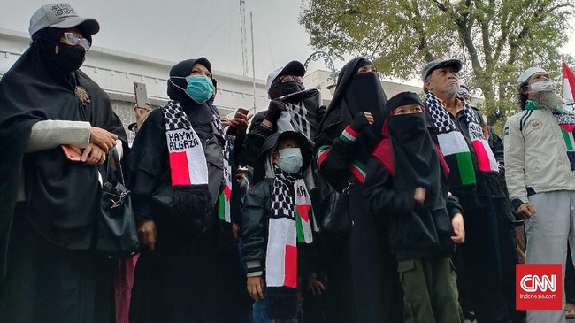 Sekelompok warga Bandung yang tergabung dalam Aliansi Umat Islam Jabar Peduli Palestina gelar aksi untuk kecam serangan di Al-Aqsa.