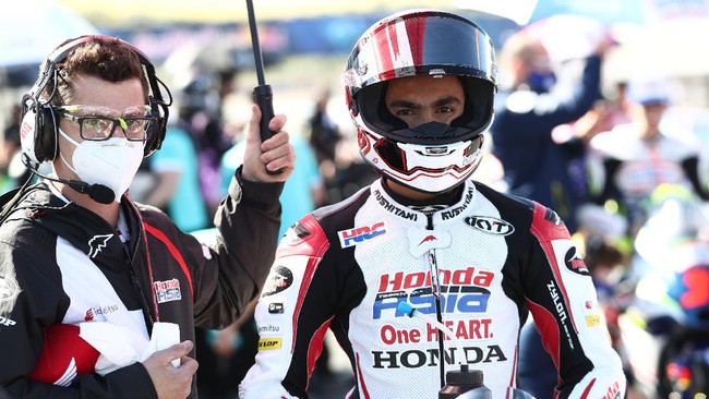 Dalam wawancara dengan CNNIndonesia.com, Andi Gilang berbicara mengenai hasil paruh pertama, kritikan kurang agresif, hingga target di paruh kedua Moto3 2021.