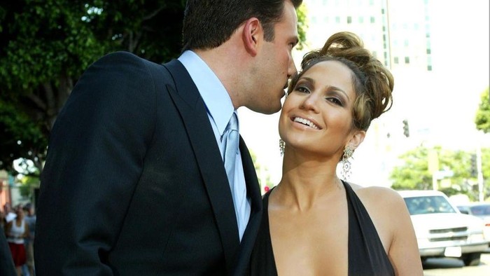 3 Makna Mendalam Kalung Jennifer Lopez dari Ben Affleck