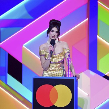 Dua Lipa Borong Piala Brit Awards 2021
