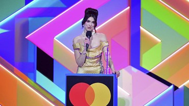 img-title Dua Lipa Borong Piala Brit Awards 2021