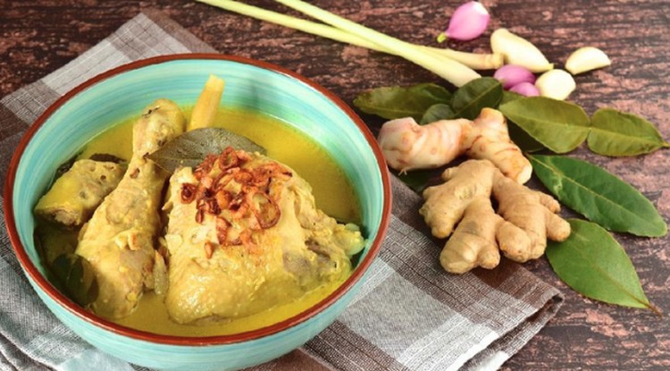 Sajian Lebaran tidak jauh dari ketupat, opor, dan rendang. Terlalu banyak mengonsumsinya bisa ada efek samping. Tahan diri, jangan sampai alami hal ini ya, Bun.