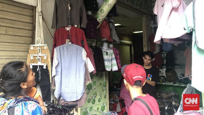 Pasar Tanah Abang sempat jadi sorotan karena penumpukan pengunjung. Tapi bagi para pedagang, berkah keuntungan lebaran belum juga kembali normal. 