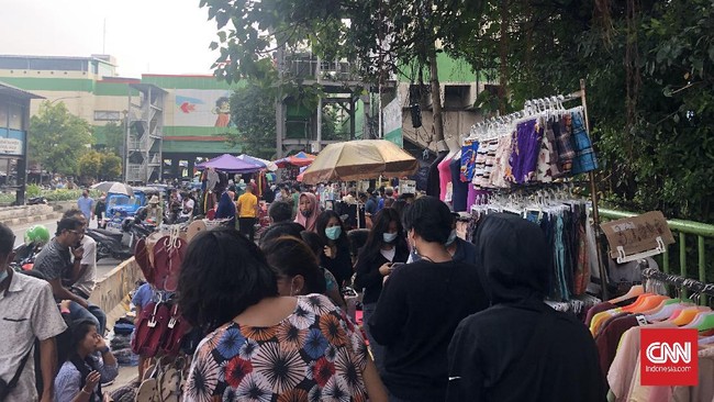 Meskipun gedung-gedung niaga di pasar Tanah Abang ditutup 12-18 Mei, situasi sekitarnya masih ramai oleh para pedagang kaki lima.