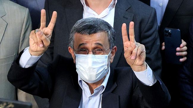 Mahmoud Ahmadinejad Calonkan Diri Lagi Jadi Presiden Iran Mantan Presiden Iran Mahmoud Ahmadinejad dilaporkan akan kembali mencalonkan diri dalam Pemilihan Presiden pada Juni 2021.