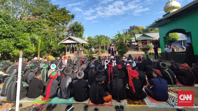 Jemaah An-Nadzir menggelar Salat Idulfitri di Kelurahan Romang Lompoa, Kecamatan Somba Opu, Gowa pada Rabu (12/5) hari ini. Ada ratusan orang dalam ibadah ini.