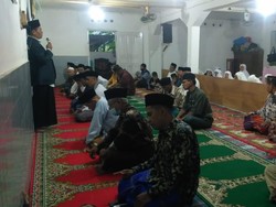 Rayakan Idul Fitri Hari Ini, Jemaah Naqsabandiyah di Padang Salat Id