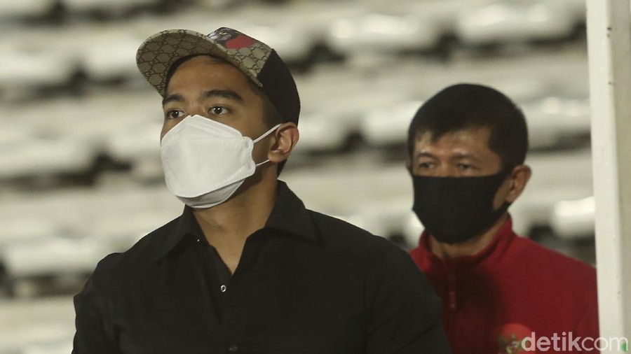Sejumlah pemain Tim Nasional Indonesia melakukan sesi latihan di Stadion Madya, Jakarta, Selasa (11/5/2021). Latihan tersebut dipantau langsung Ketua Umum PSSI Mohammad Iriawan dan Kaesang Pangarep.