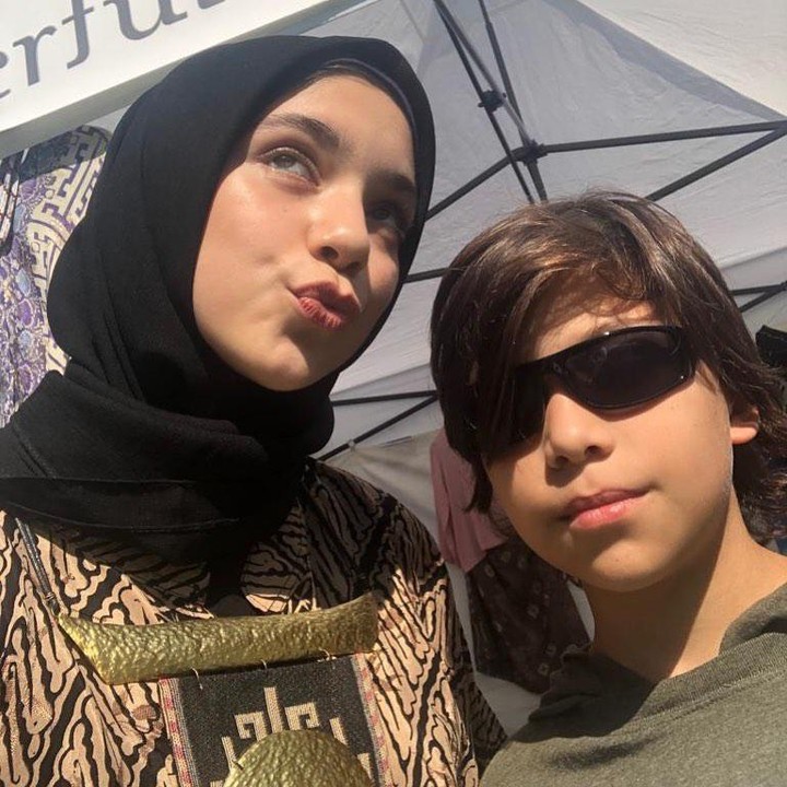 <p>Isabel kerap tampil mengenakan hijab, sedangkan Lennon mulai memanjangkan rambutnya. Lennon sangat dekat dengan sang kakak dan menyebutnya sebagai saudari terbaik, Bunda. (Foto: Instagram: @lennontramp)</p>