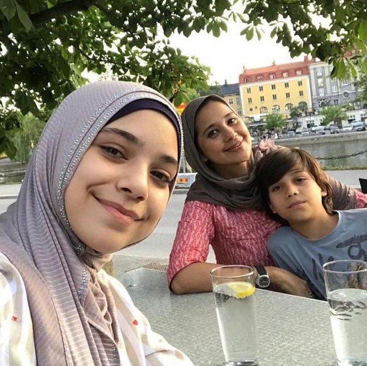 <p>Ayu Azhari dan Mike Tramp selalu menyempatkan diri untuk mengajak kedua anaknya berlibur. Tengok potret Lennon yang lengket di pangkuan sang Bunda. Manis banget ya? (Foto: Instagram: @ayukhadijahazhari)</p>